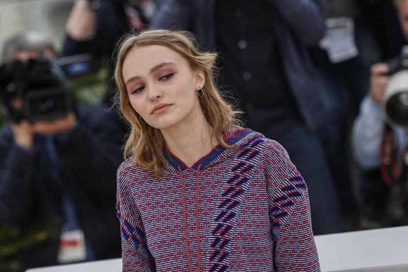 Cannes incantata dalla figlia di Depp. Lily Rose, la predestinata Cannes incantata dalla figlia di Depp. Lily Rose, la predestinata