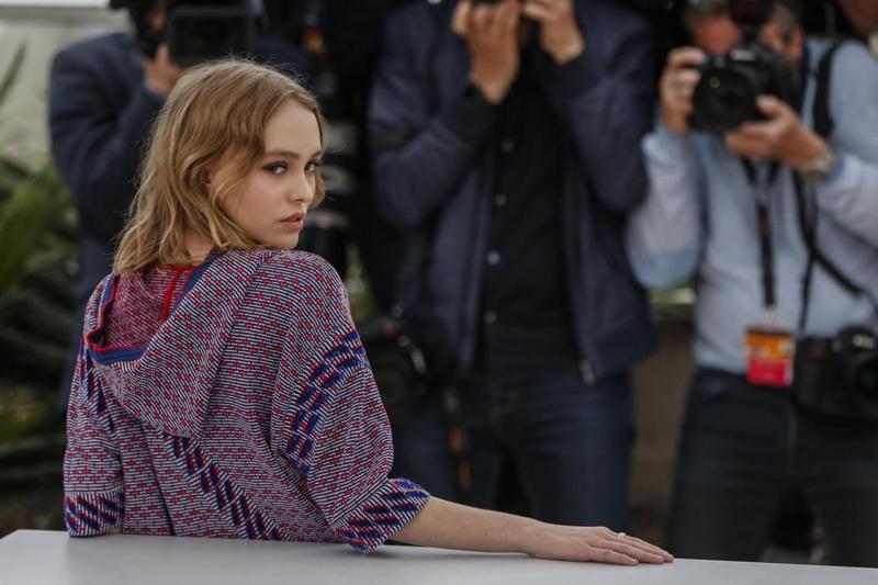 Cannes incantata dalla figlia di Depp. Lily Rose, la predestinata Cannes incantata dalla figlia di Depp. Lily Rose, la predestinata