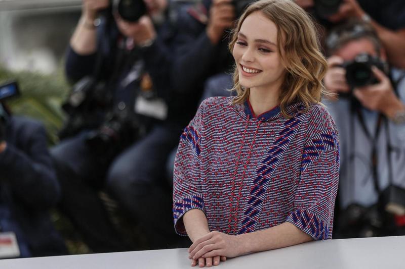 Cannes incantata dalla figlia di Depp. Lily Rose, la predestinata Cannes incantata dalla figlia di Depp. Lily Rose, la predestinata