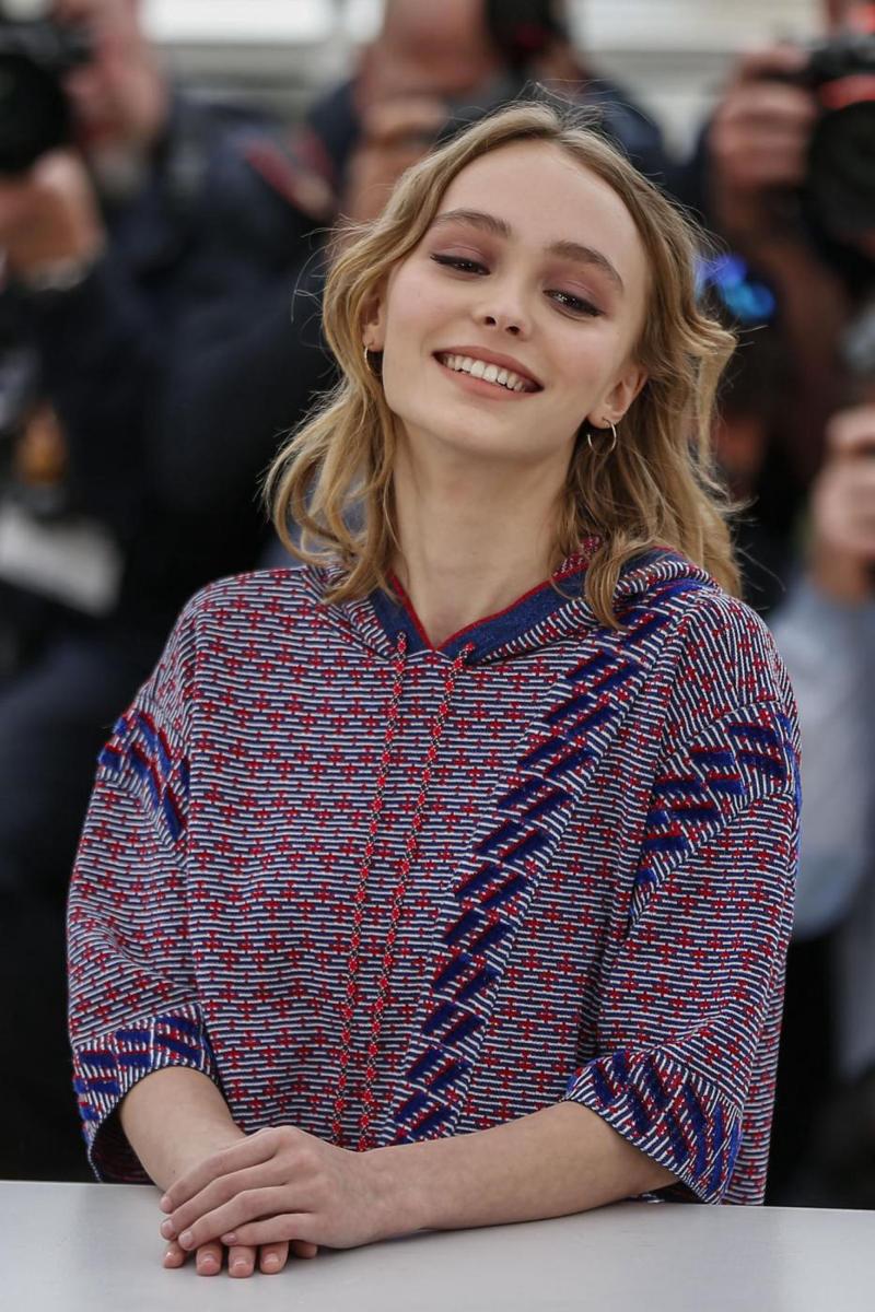 Cannes incantata dalla figlia di Depp. Lily Rose, la predestinata Cannes incantata dalla figlia di Depp. Lily Rose, la predestinata