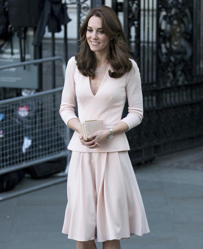 Zara si allarga alla XXL. E veste di rosso Kate Middleton. FOTO Zara si allarga alla XXL. E veste di rosso Kate Middleton. FOTO