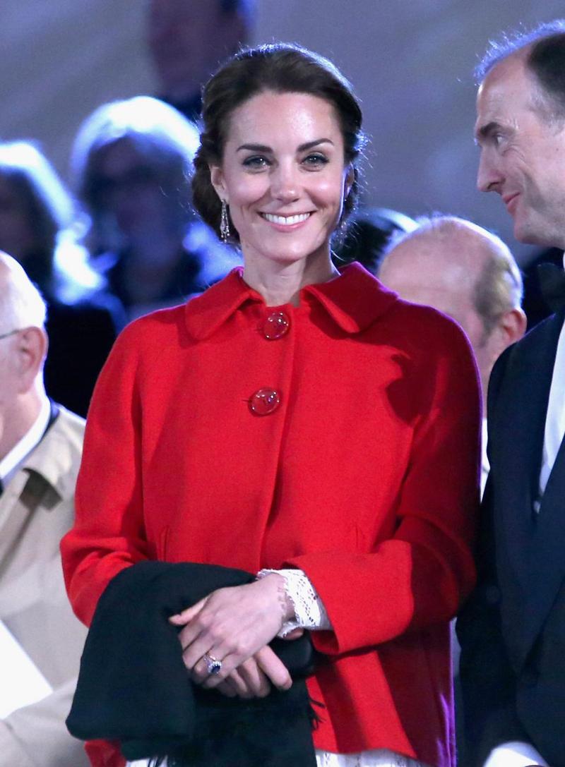 Zara si allarga alla XXL. E veste di rosso Kate Middleton. FOTO Zara si allarga alla XXL. E veste di rosso Kate Middleton. FOTO