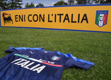 Eni con l’Italia: il cane a sei zampe si colora di azzurro