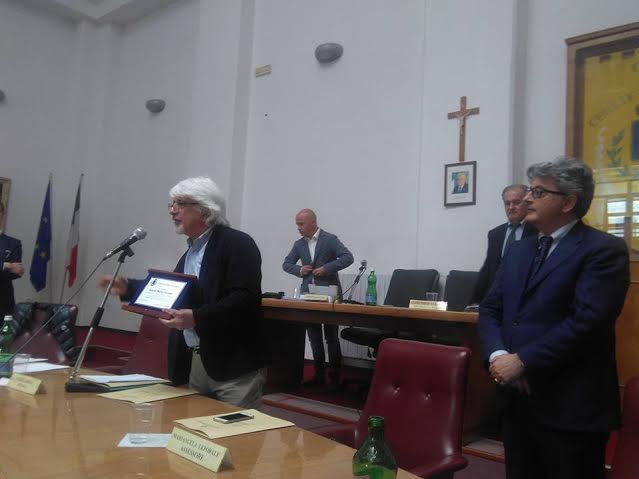 Ceglie Messapica premia il direttore di Affaritaliani Angelo Perrino Ceglie Messapica premia il direttore di Affaritaliani Angelo Perrino