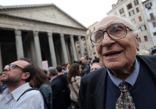 Pannella, la politica si commuove. “Chi combatte non muore mai”