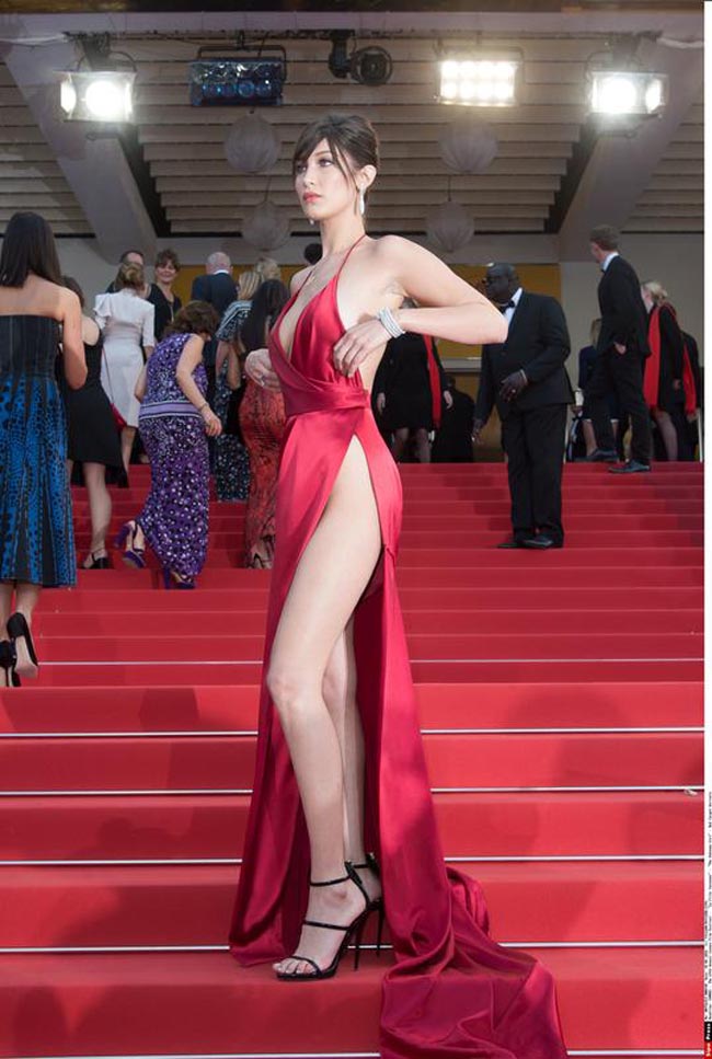 Bella Hadid scandalizza Cannes: l’abito vola e si vede tutto. FOTO Bella Hadid scandalizza Cannes: l’abito vola e si vede tutto. FOTO