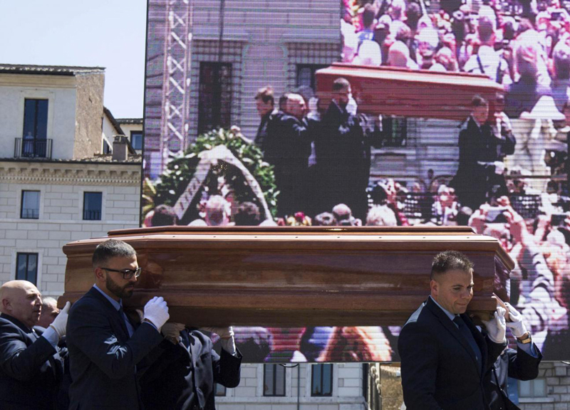 Roma saluta Marco Pannella: “A subito”. Emma Bonino, “omaggi ipocriti” Roma saluta Marco Pannella: “A subito”. Emma Bonino, “omaggi ipocriti”