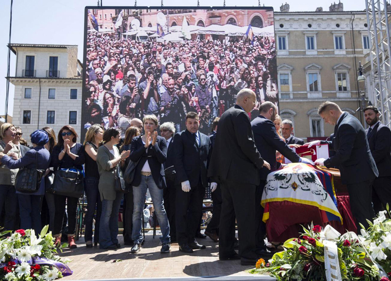 Roma saluta Marco Pannella: “A subito”. Emma Bonino, “omaggi ipocriti” Roma saluta Marco Pannella: “A subito”. Emma Bonino, “omaggi ipocriti”