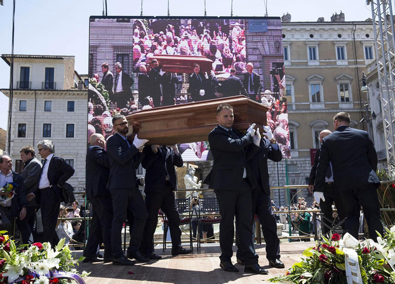 Roma saluta Marco Pannella: “A subito”. Emma Bonino, “omaggi ipocriti” Roma saluta Marco Pannella: “A subito”. Emma Bonino, “omaggi ipocriti”