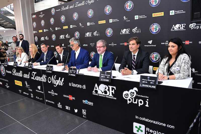 Giulia accompagna i protagonisti della “Bocelli and Zanetti Night”