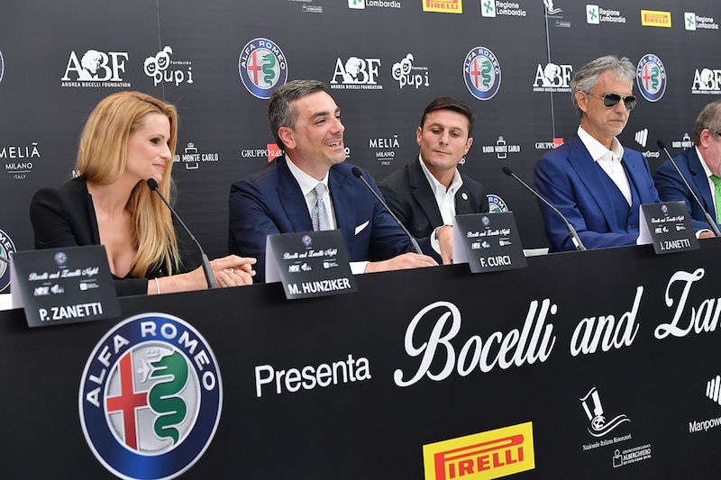 Giulia accompagna i protagonisti della “Bocelli and Zanetti Night”