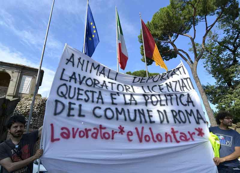 Lavoratori pubblici in sciopero. I comunali assediano il Campidoglio Lavoratori pubblici in sciopero. I comunali assediano il Campidoglio