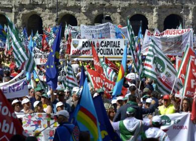 Lavoratori pubblici in sciopero. I comunali assediano il Campidoglio