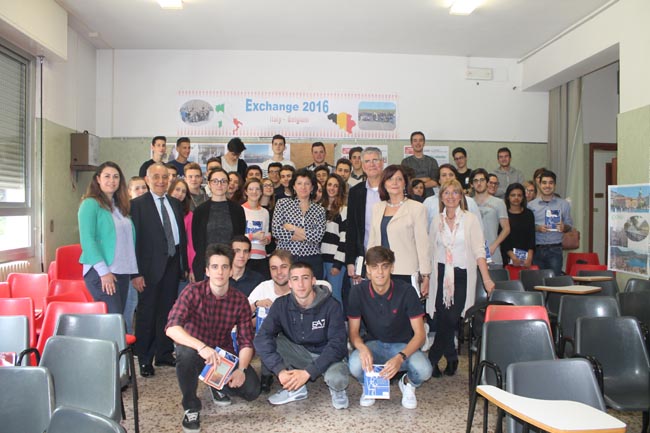 Gli studenti scrivono all’Ue: “Meno barriere, vogliamo gli immigrati” Gli studenti scrivono all’Ue: “Meno barriere, vogliamo gli immigrati”