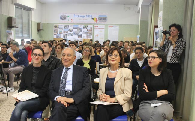 Gli studenti scrivono all’Ue: “Meno barriere, vogliamo gli immigrati” Gli studenti scrivono all’Ue: “Meno barriere, vogliamo gli immigrati”