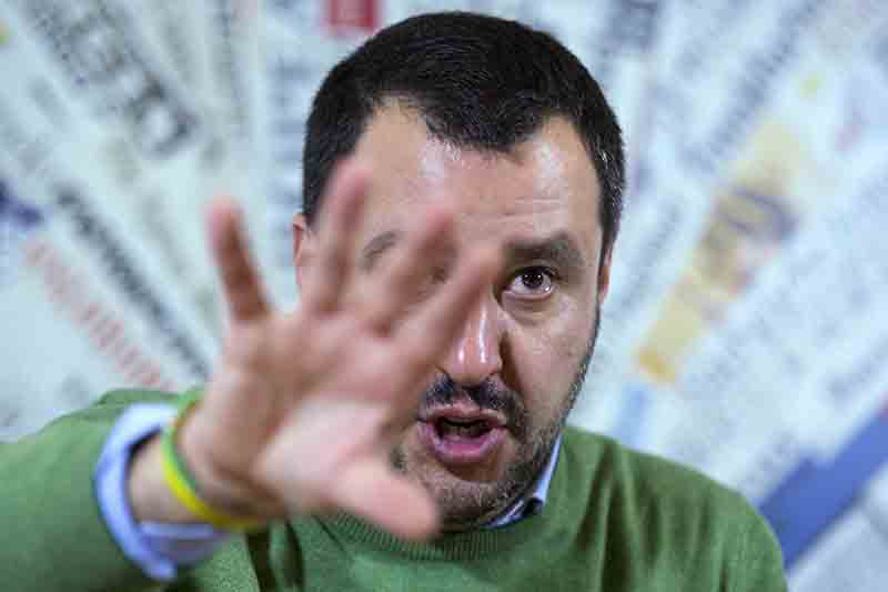Milano, Salvini scende in piazza. “Sala marionetta, Parisi è libero” Milano, Salvini scende in piazza. “Sala marionetta, Parisi è libero”