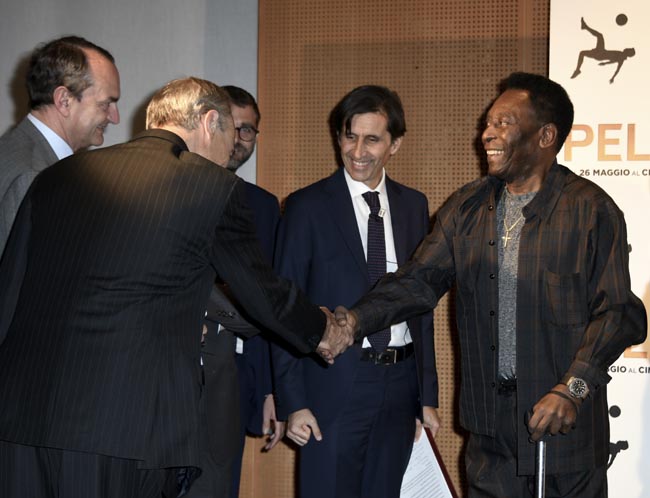 Pelè presenta il film e tradisce il Brasile: “Messi il mio preferito”