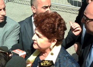 Il viceministro Bellanova affronta i lavoratori Almaviva fuori dall’as