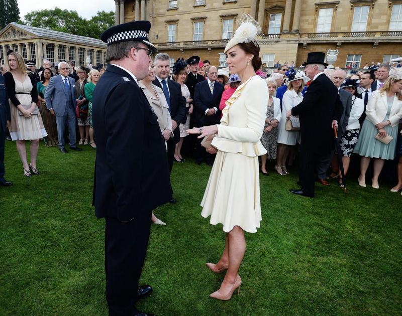 Kate Middleton, la foto che fa morire dal ridere. FOTO Kate Middleton, la foto che fa morire dal ridere. FOTO
