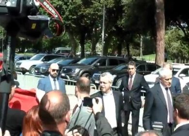 “Chi ti paga, Mentana?”. Battibecco con i lavoratori Almaviva