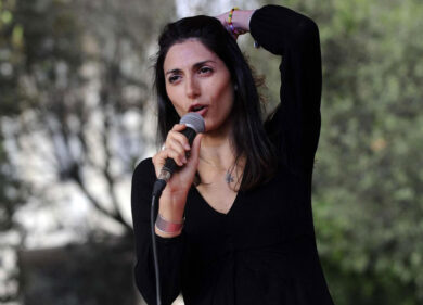 Raggi: “Berlusconi sorride ma Roma batterà moneta alternativa all’Euro