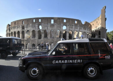 Inseguimento da film al Colosseo: arrestati nomadi ladri d’auto