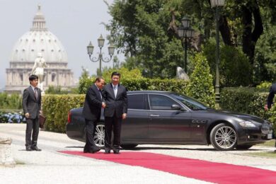 Berlusconi: “I cinesi mangiavano i bambini. Dovrei vendergli il Milan?