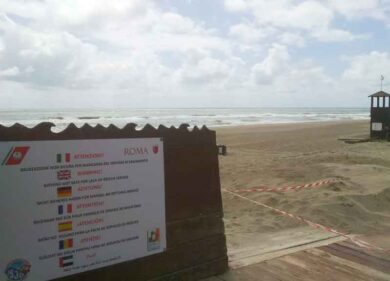 Ostia senza bagnini, distrutta l’economia estiva. Tuffi vietati