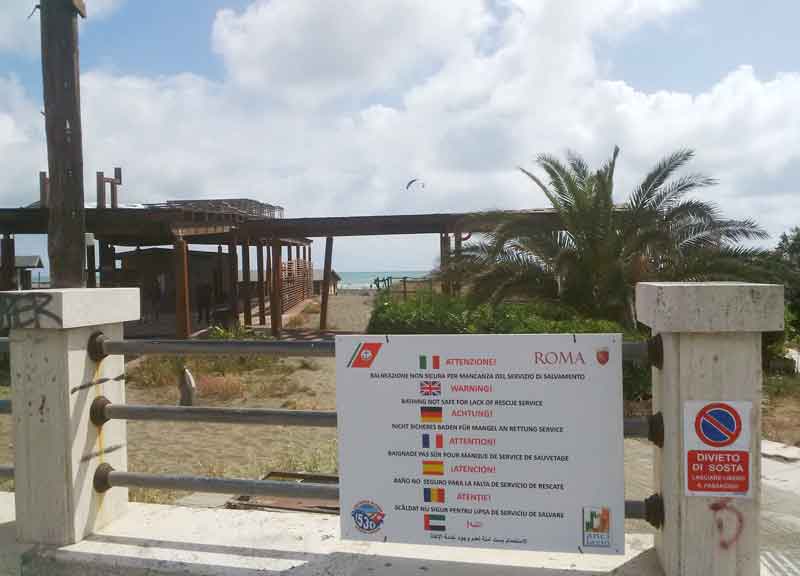 Ostia senza bagnini, distrutta l’economia estiva. Tuffi vietati