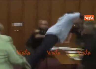 Il serial killer sorride in aula. Il padre della vittima lo aggredisce