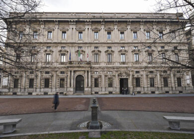 Milano: ore 19, alle urne il 42%. Dalle 23 diretta non stop di Affari