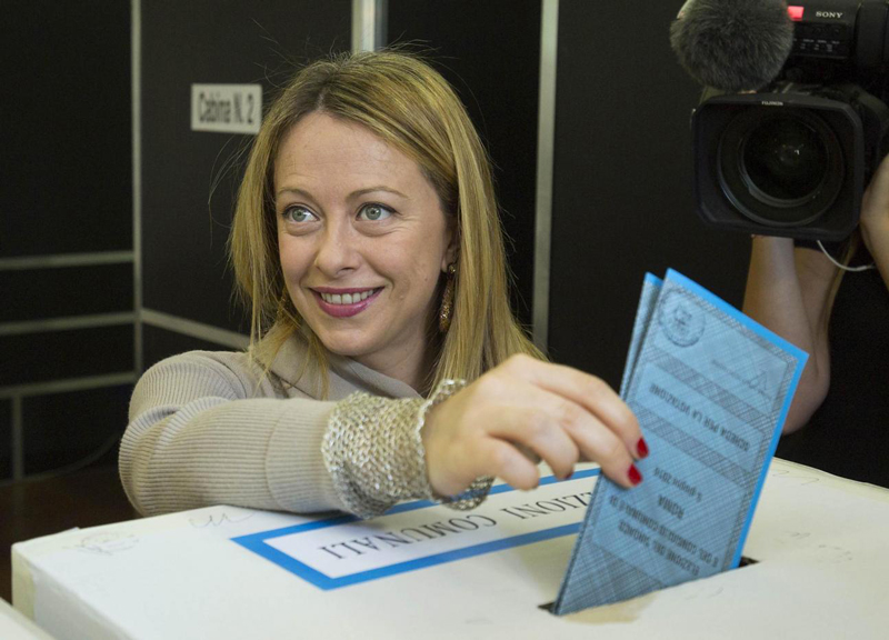 Elezioni Roma. La Raggi in testa a 10 punti da Giachetti. “Estimation”