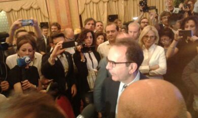 Milano, la diretta dal quartier generale di Parisi