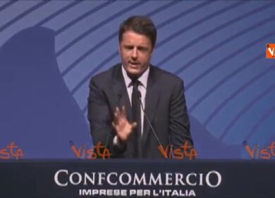 Renzi replica a fischi Confcommercio: problema sono stipendi manager