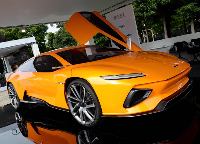 Ferrari, Mustang, belle donne e… Show al Salone dell’auto di Torino
