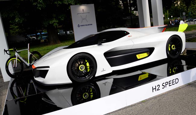 Ferrari, Mustang, belle donne e… Show al Salone dell’auto di Torino