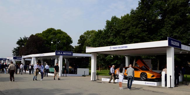 Ferrari, Mustang, belle donne e… Show al Salone dell’auto di Torino