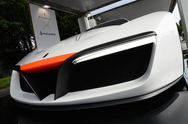 Ferrari, Mustang, belle donne e… Show al Salone dell’auto di Torino
