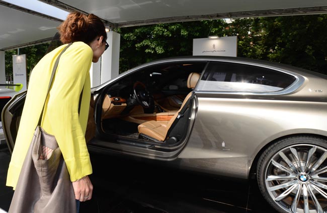 Ferrari, Mustang, belle donne e… Show al Salone dell’auto di Torino