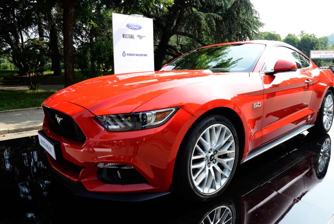 Ferrari, Mustang, belle donne e… Show al Salone dell’auto di Torino