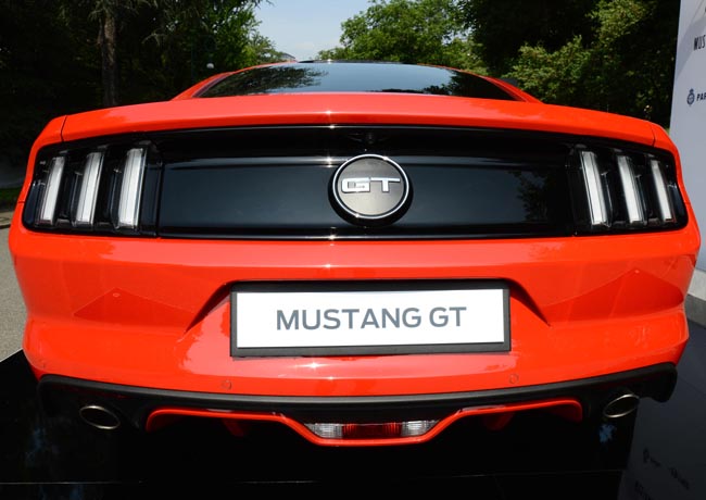 Ferrari, Mustang, belle donne e… Show al Salone dell’auto di Torino