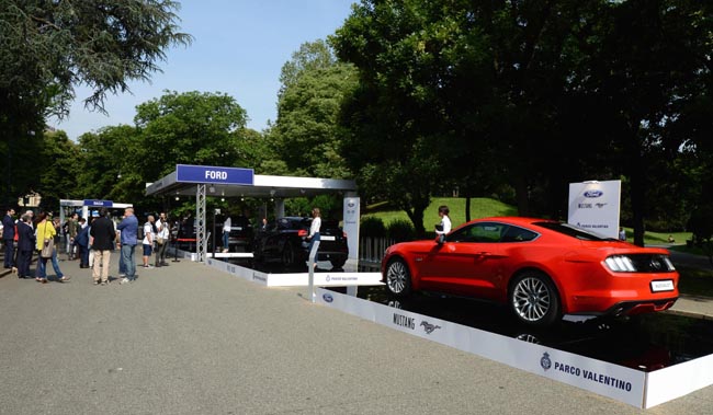 Ferrari, Mustang, belle donne e… Show al Salone dell’auto di Torino
