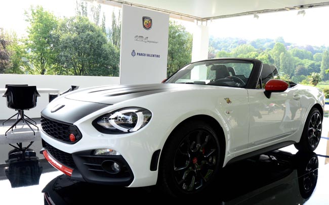 Ferrari, Mustang, belle donne e… Show al Salone dell’auto di Torino