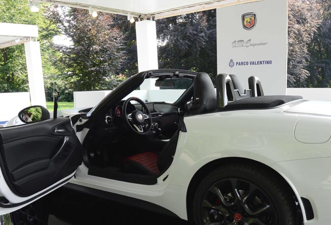 Ferrari, Mustang, belle donne e… Show al Salone dell’auto di Torino