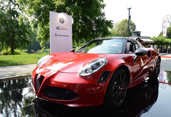 Ferrari, Mustang, belle donne e… Show al Salone dell’auto di Torino
