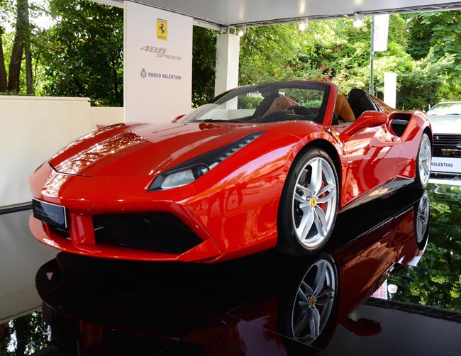 Ferrari, Mustang, belle donne e… Show al Salone dell’auto di Torino