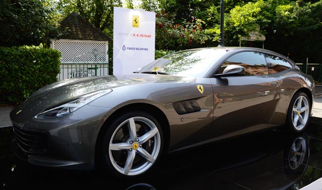 Ferrari, Mustang, belle donne e… Show al Salone dell’auto di Torino
