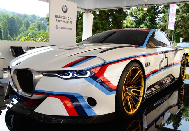 Ferrari, Mustang, belle donne e… Show al Salone dell’auto di Torino