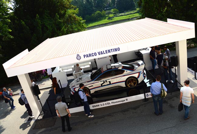 Ferrari, Mustang, belle donne e… Show al Salone dell’auto di Torino
