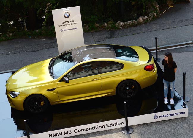 Ferrari, Mustang, belle donne e… Show al Salone dell’auto di Torino